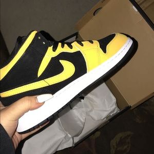 jordan retro 1 black and yellow size 6y